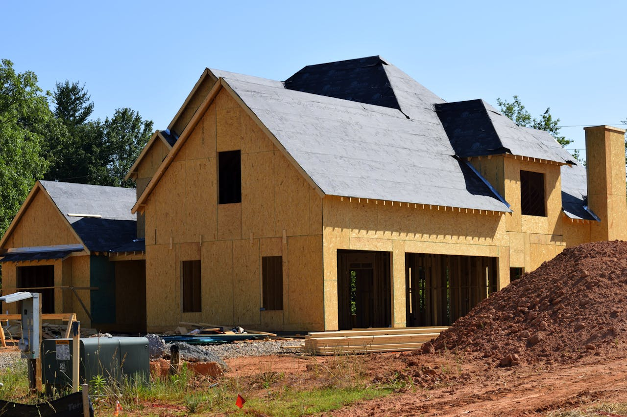 Projekt domu typu stodoła z centralnie umieszczoną częścią dzienną